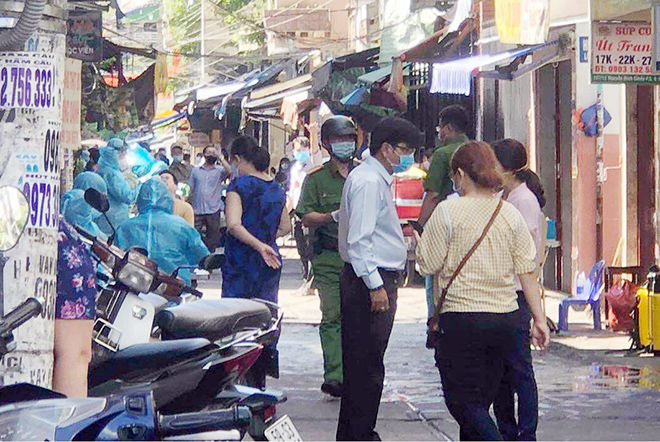Lực lượng y tế tổ chức lấy mẫu giám sát COVID-19 người dân trong hẻm 287 Nguyễn Đình Chiểu