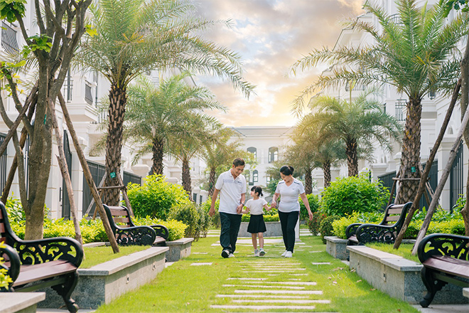 Một khoảng sân vườn xanh mát tại khu đô thị Vinhomes Star City nơi trẻ em vui chơi an toàn, không khí trong lành