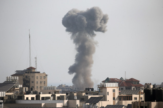 Khói bốc lên sau một cuộc không kích của Israel trên dải Gaza hôm 20-5. Ảnh: Reuters