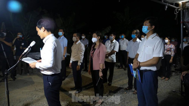 Các cấp, lãnh đạo huyện Đông Anh đến trao quyết định.