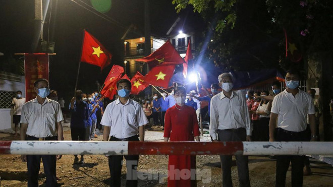 Các cấp, chính quyền thôn đứng chờ nhận quyết định.