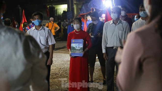 Quyết định gỡ bỏ phong tỏa được trao cho các cấp chính quyền thôn Lỗ Giao.