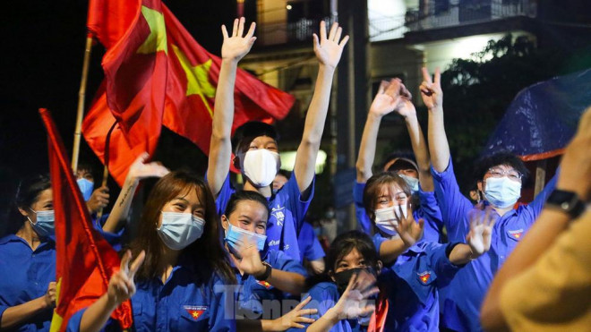 Các bạn đoàn viên thanh niên vô cùng háo hức đón chờ khoảnh khắc này.