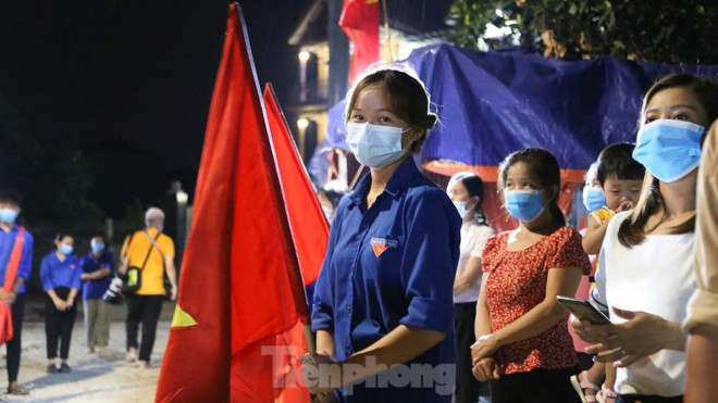 Bạn Hoàng Thị Huyền- bí thư chi đoàn thôn Lỗ Giao chia sẻ:" Thực sự giây phút này mình cảm thấy rất vui và ý nghĩa và mình cùng xin được gửi lời cảm ơn tới các bạn đoàn viên không ngại thời tiết oi bức trông chốt dịch 24/24 và một lòng quyết tâm chống dịch của người dân trong thôn."