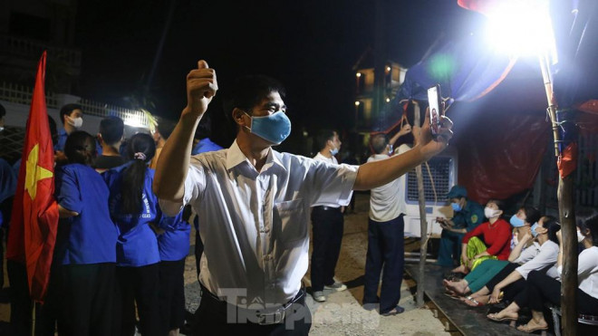 Bác Phan- trưởng thôn Lỗ Giao ngay sau khi quyết định được gỡ bỏ đã gọi điện ngay cho người thân để cùng chung vui.