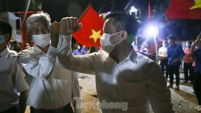 Không quên những cái bắt tay độc đáo cùng người dân Lỗ Giao.