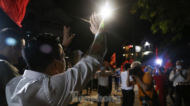 Lãnh đạo Huyện Đông Anh tạm biệt người dân ra về.