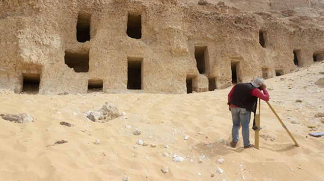 Khu mộ cổ là hàng loạt hốc đá và phòng chứa hài cốt được đẽo vào trong vách núi - Ảnh: Bộ Du lịch và Cổ vật Ai Cập