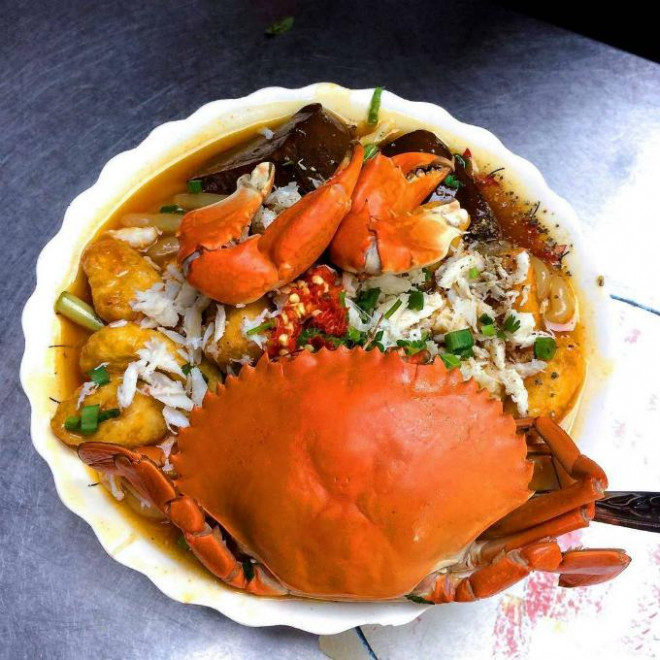 Tuy nhiên, bát bánh canh đại gia này không được bán nhiều. Phần lớn khách tới quán chọn một phần nhỏ với giá chưa tới 100.000 đồng vừa túi tiền và sức ăn, với phần thịt cua được tách ra.