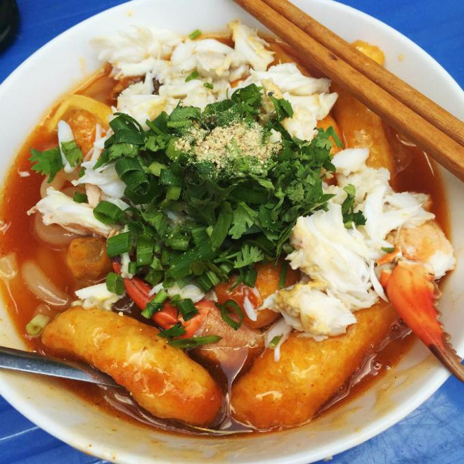 "Hiện tại tô bánh canh cao nhất quán tôi bán chỉ có giá là 100.000 đồng/tô lớn gồm chả, thịt, giò và cua miếng (nửa con còn nguyên vỏ). Còn tô bánh canh giá 240.000 đồng rất ít bán lắm. Nếu ngày nào cũng bán với những giá đó chắc ế quá vì bánh canh bình dân mà.", cô Phương giãi bày.