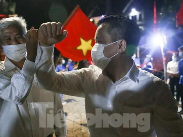 Tin tức trong ngày - Người dân Lỗ Giao reo hò vui mừng trong thời khắc gỡ bỏ phong toả