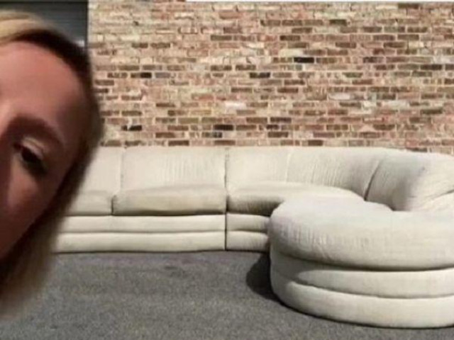 Phi thường - kỳ quặc - Người phụ nữ tiếc ngẩn ngơ vì phát hiện bán hớ chiếc sofa có giá trị thực siêu khủng