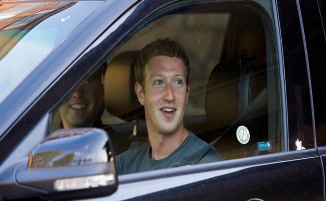 Mark Zuckerberg là người giàu thứ 5 thế giới với khối tài sản 115,2 tỷ USD. Tuy giàu có như vậy nhưng CEO Facebook vẫn sử dụng chiếc Acura TSX trị giá 30.000 USD (691 triệu đồng).
