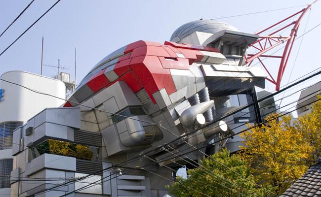Ngôi trường cao đẳng Kỹ thuật Aoyama tại Tokyo, Nhật Bản này được ví như một nhân vật Transformers. 
