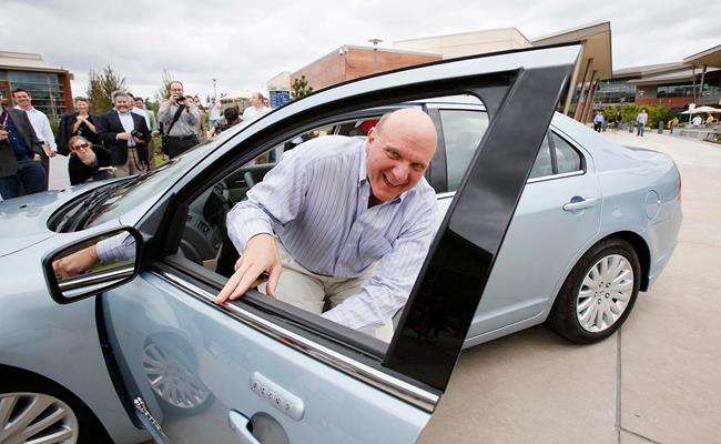 Với khối tài sản lên đến 72,9 tỷ USD, cựu CEO của Microsoft - Steve Ballmer vẫn sử dụng chiếc Ford Fusion Hybrid trị giá chỉ 30.000 USD (691 triệu đồng).
