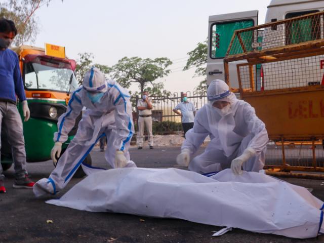 Thế giới - Chuyện về những người chuyên thu hồi thi thể người tử vong vì Covid-9 ở Ấn Độ