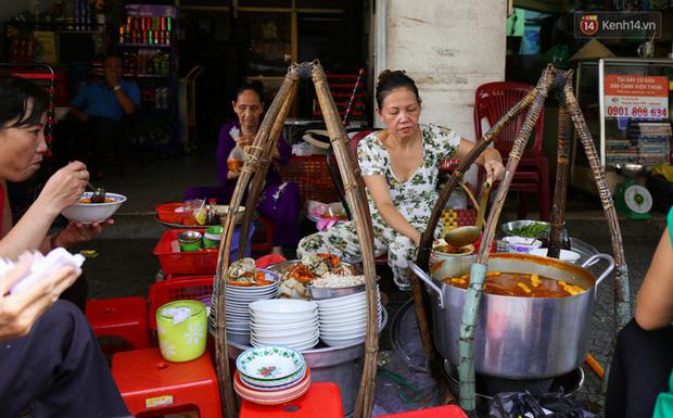 Quán bánh canh cua vỉa hè ngon nức tiếng, bát đắt nhất lên đến 200.000 đồng - 1