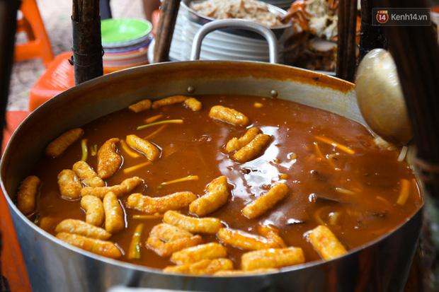 Từng thớ thịt cua trắng mướt mang đến vị tươi ngọt đặc trưng của hải sản hoà quyện với nước súp nóng hổi thơm lừng. Sợi bánh dai dai, thấm đều trong nước dùng khiến ít ai có thể cưỡng lại.