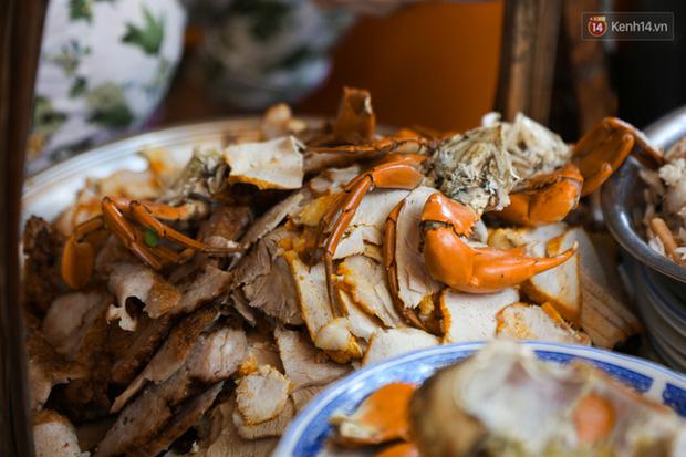 Các loại thức ăn kèm như thịt giò, chả cá đều khá chất lượng khi miếng giò bự, đầy thịt được ninh nhừ rất dễ ăn. Chả cá thì rất ngọt và khi ăn, cảm giác được thịt cá đích thực chứ không phải bị trộn thêm quá nhiều bột vào như một số nơi vẫn bán.