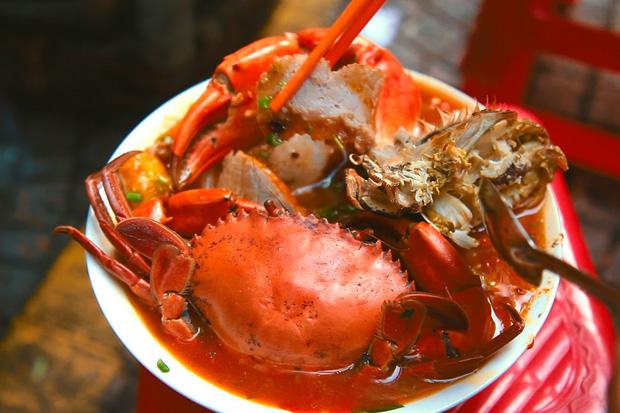 Bạn có thể gọi một phần bình thường không cua mà chỉ có chả cá, giò, thịt cua với giá dao động từ 40.000-80.000 đồng. Đây là giá rất hợp lí cho một phần ăn "đầy đặn" như vậy.