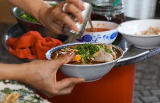 Tuy nhiên, điểm trừ là quán ở vỉa hè, khá nóng nực trong thời tiết Sài Gòn mùa hè. Với vị trí và mức giá như vậy sẽ khó có thể làm hài lòng những thực khách khó tính.