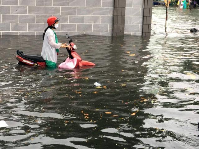 Tin tức trong ngày - Ảnh: Mưa 1 giờ, đường phố Thủ Đức nhiều nơi ngập cả mét