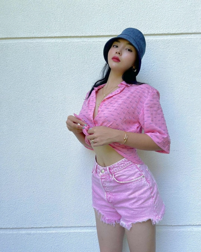 Giống như Mai Phương Thúy, Kỳ Duyên cũng ưa mặc những chiếc áo sơ mi và có những cách biến tấu trang phục quen thuộc này.
