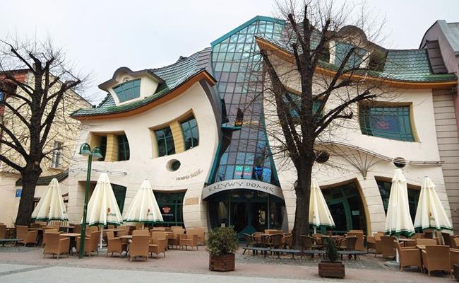 Tòa nhà The Crooked House này nằm ở Ba Lan. Công trình có kiến trúc vặn xoắn này được xây dựng vào năm 2004, cao gần 4.000 m và là một phần của khu mua sắm Rezydent. 
