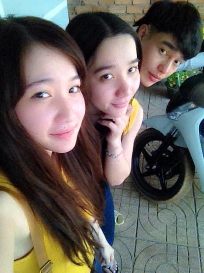 Ít ai ngờ, thuở gặp gỡ, Lê Dương Bảo Lâm không mấy ấn tượng với vợ mà chỉ để ý đến em gái của vợ - Quỳnh Trang. Thứ tự trong ảnh từ trái sang: Quỳnh Trang, Quỳnh Anh và Lê Dương Bảo Lâm.
