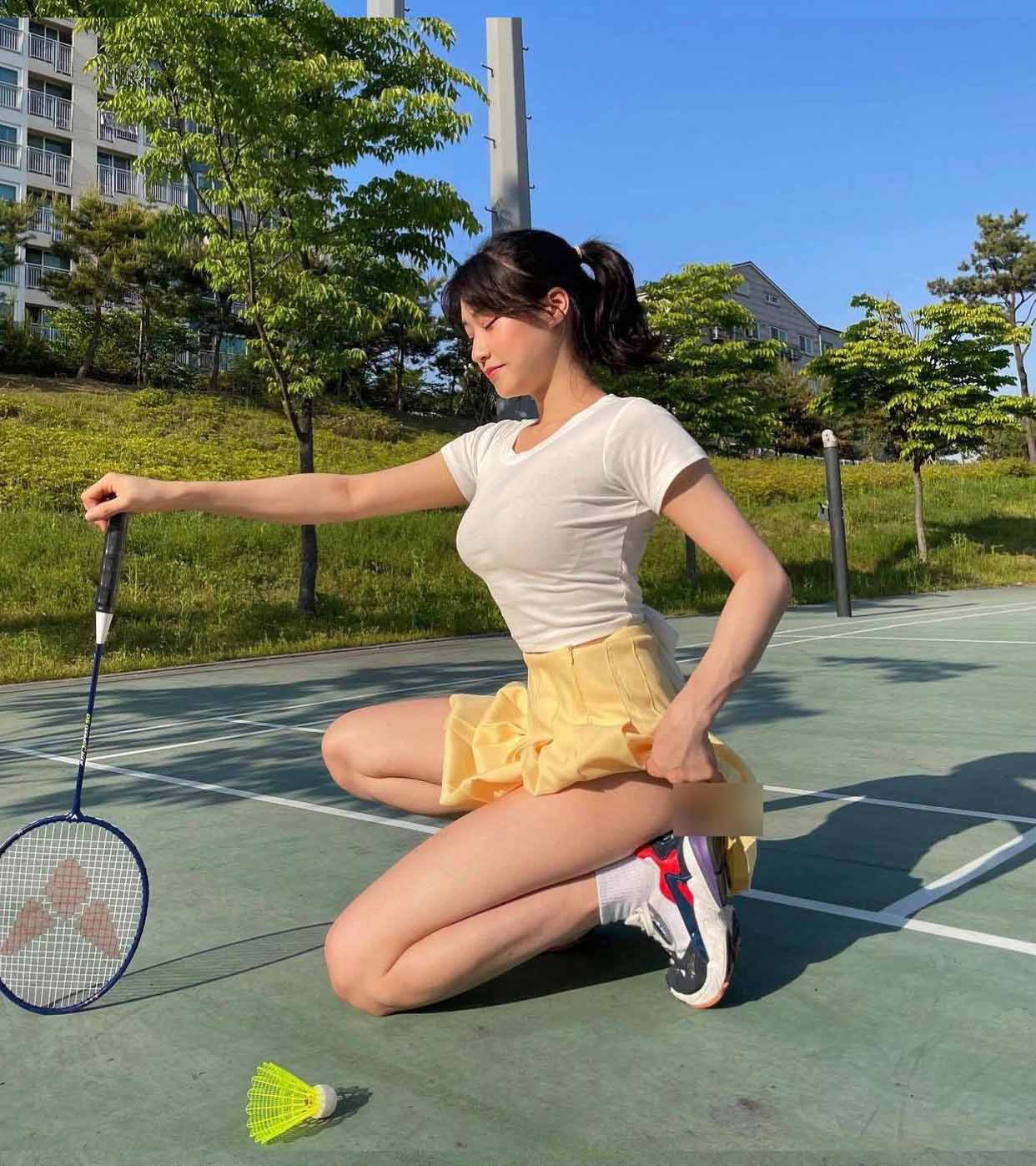 Người đẹp sân tennis lại có trào lưu mới với váy ngắn