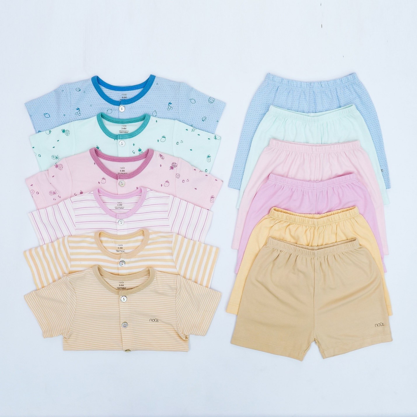 Set quần áo cộc tay cho bé với đa dạng màu sắc, thoáng mát, thích hợp mặc vào những ngày hè oi nóng.
