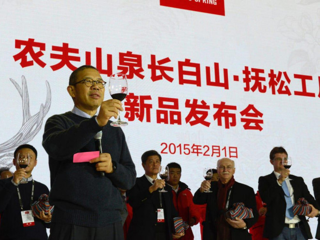 Zhong Shanshan kiếm bộn tiền từ nước đóng chai và dược phẩm. Ảnh: Insider Marketing là “con dao hai lưỡi”