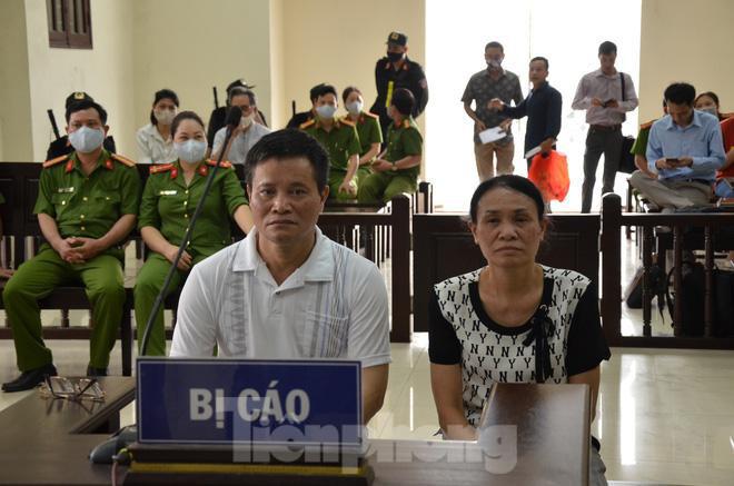 Vợ chồng ông bà Lẫm, Quyết tố cáo Đường" Nhuệ" và đàn em chiếm công ty Lẫm Quyết - Ảnh: Hoàng Long