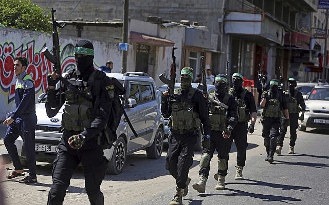 Các thành viên người Palestine thuộc cánh quân sự của Hamas diễu hành trong một cuộc tập trận quy mô lớn ở Dải Gaza năm 2018. Ảnh: Khalil Hamra/AP