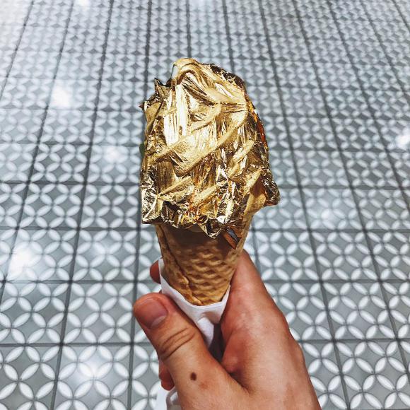 Sau khi kem tươi được vặn từ vòi xuống như một chiếc kem ốc quế bình thường, chúng sẽ được các nhân viên tận tay "dán" những lớp vàng siêu mỏng như tờ đề can lên trên và để cho nó từ từ thấm với lớp kem. Miếng vàng rất mỏng, sẽ tan ngay khi vừa chạm vào miệng.