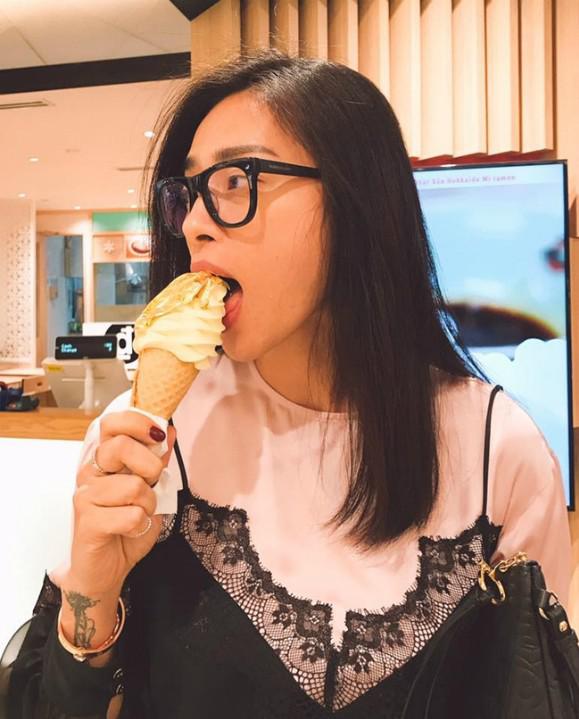 Nhìn trên hình thì phần kem có vẻ nhỏ nhỏ xinh xinh thế thôi nhưng đến lúc cầm trên tay thì chắc chắn 10 người phải đến 9 người ồ lên vì không nghĩ nó to như vậy. Chỉ 3-4 vòng xoắn kem nhưng phải mất ít nhất 5 phút thì bạn mới có thể "xử trọn" một phần như vậy, hoặc phải hai người ăn mới hết.