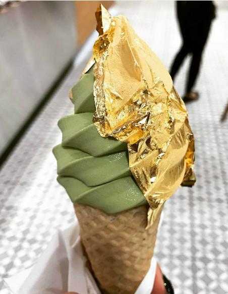 Các món ăn dát vàng ở Dubai từng gây xôn xao bởi vẻ xa hoa, tưởng như chỉ dành cho giới nhà giàu. Vì thế, sự xuất hiện của chiếc kem dát vàng 24K ở Việt Nam khiến giới trẻ đứng ngồi không yên với món ăn sang chảnh tưởng chỉ dành cho giới siêu giàu này.