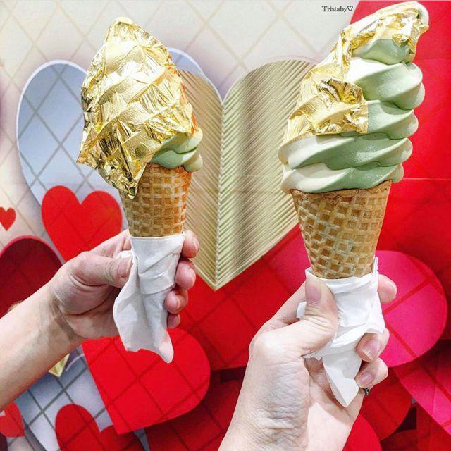 Lá vàng phủ trên kem không có mùi vị gì rõ rệt. Nó mỏng tới mức tan ra ngay khi vừa chạm vào lưỡi. Bạn sẽ chỉ cảm nhận được vị ngọt, thơm dịu của vani, hoặc chút lợn cợn của tinh than tre trong lớp kem mềm ngậy mà thôi. Que kem khá đầy đặn nhưng lại rất nhanh chảy, nên phải ăn thật nhanh kẻo rớt đầy ra tay.