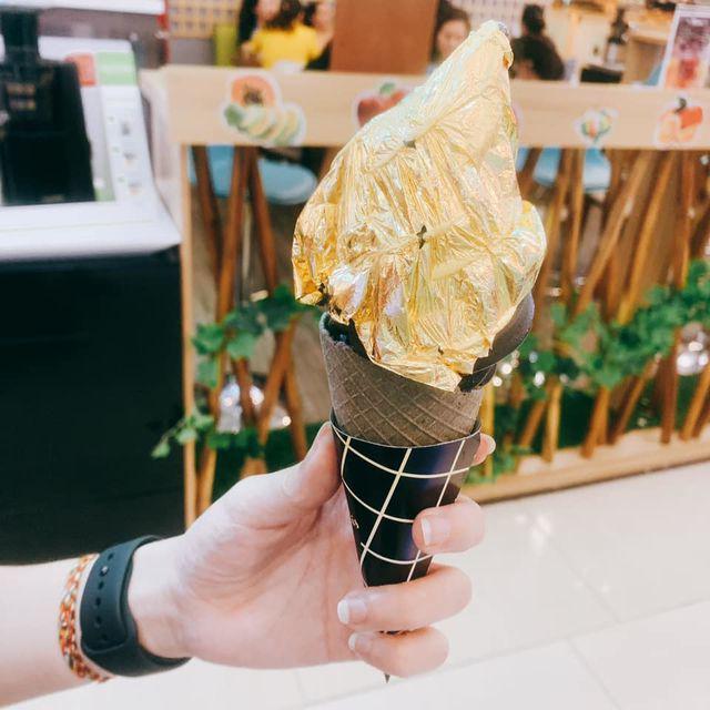 Theo lời quảng cáo thì loại vàng này có thể ăn được, không ảnh hưởng đến sức khỏe thậm chí còn có một số lợi ích và tốt cho da.