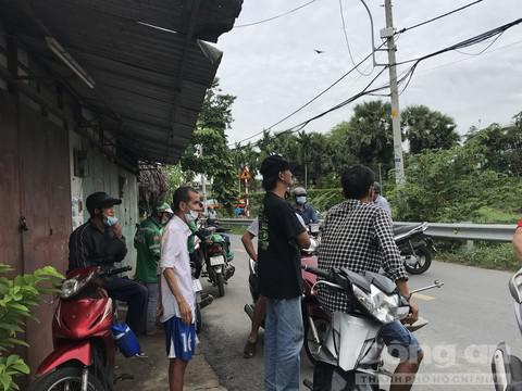 Người dân đứng bên đường theo dõi vụ việc
