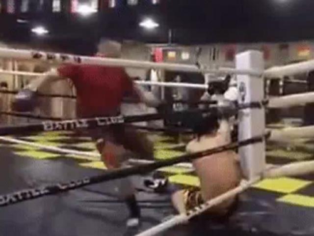 Thể thao - "Trùm giang hồ" thách đấu võ sĩ Muay Thái, bị đánh không thương tiếc