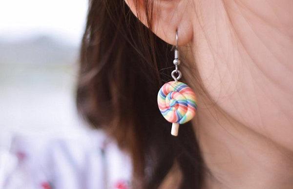 Bấm lỗ tai tưởng chừng đơn giản nhưng lại tiềm ẩn nhiều rủi ro. Ảnh minh họa