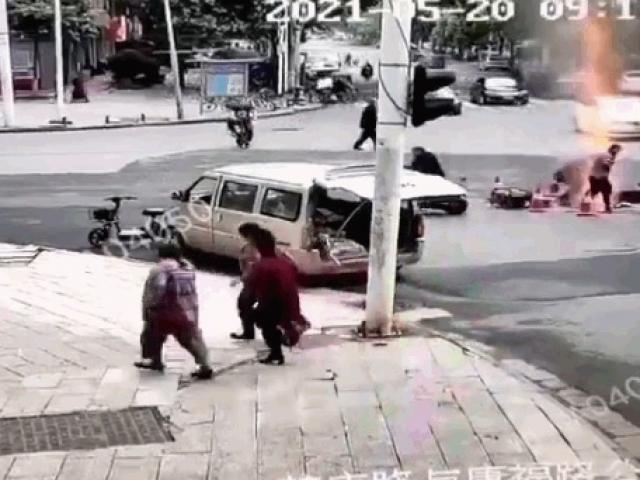 Media - Clip: Hố ga phát nổ kinh hoàng, hất văng nhiều người lên không trung