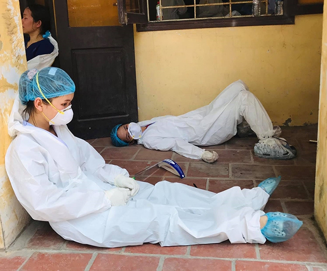 Dưới thời tiết nắng nóng gay gắt, nhiều bác sĩ, y tá kiệt sức nằm vật ra nền nhà.