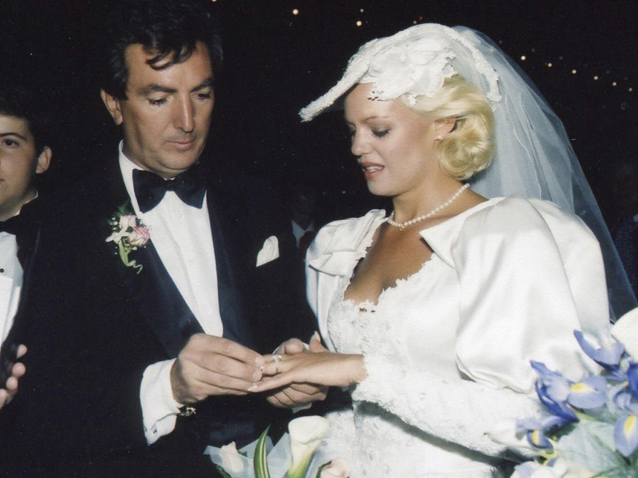 Gary Triano và Pam Phillips hạnh phúc trong ngày cưới.