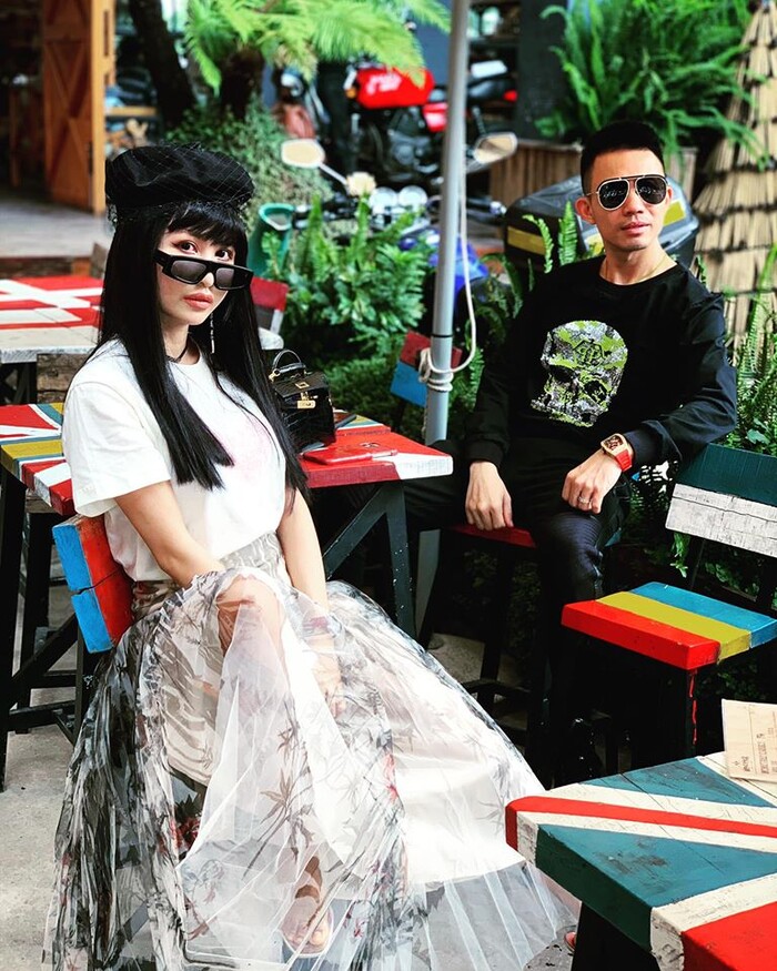Vợ tỷ phú ngành nhựa Việt khoe gu lạ với đồ gym “mặc như không”, lấy hoa thay áo - 6