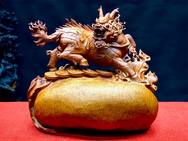 Tác phẩm Hỏa kì lân gỗ nu hương