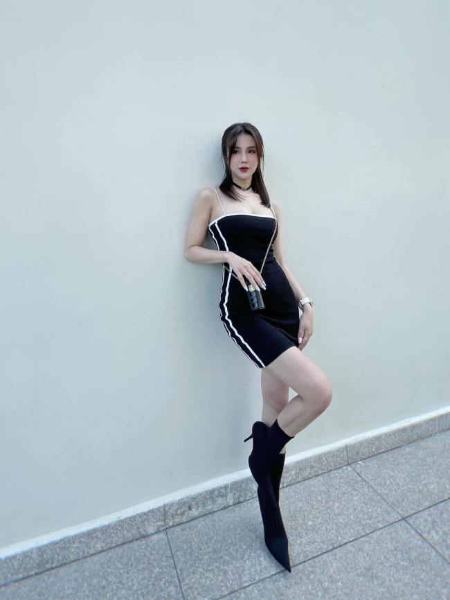 Cô thường xuyên khoe dáng nuột nà với nhiều trang phục basic.
