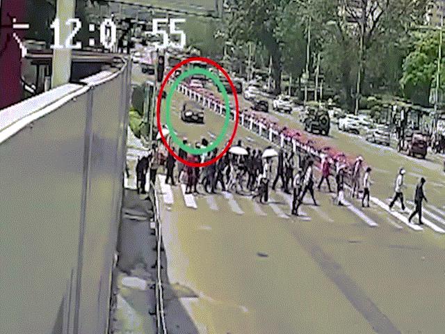 Thế giới - Video: Ô tô vượt đèn đỏ lao "như điên" vào dòng người ở TQ, húc nhiều người văng lên cao