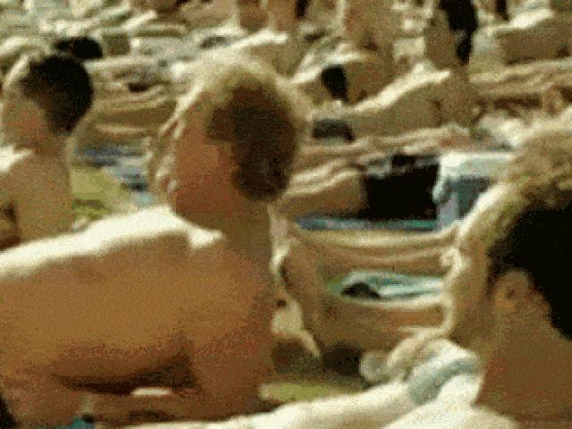 Tranh vui - Khoảnh khắc hài hước "cười vỡ bụng" bắt gặp trên bãi biển